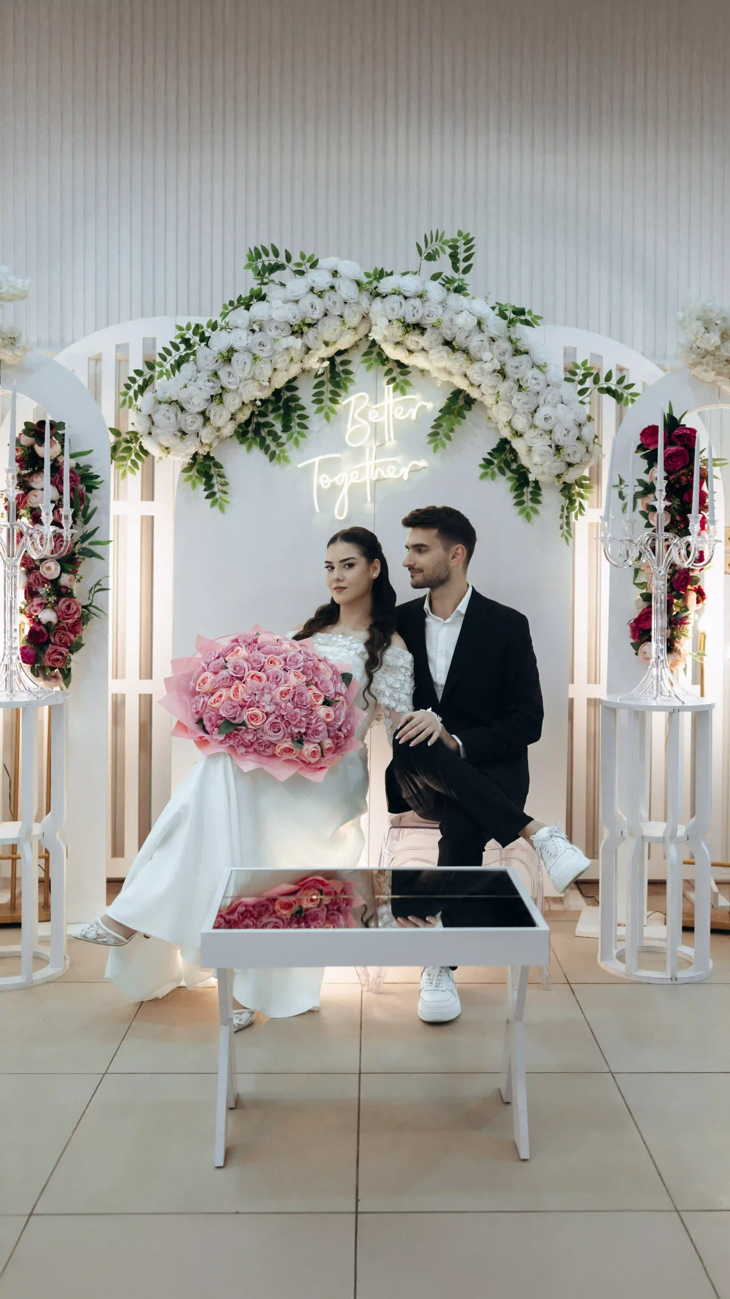 Salon köşesinde kurulmuş sade nişan masası ve arka fon dekorasyonu