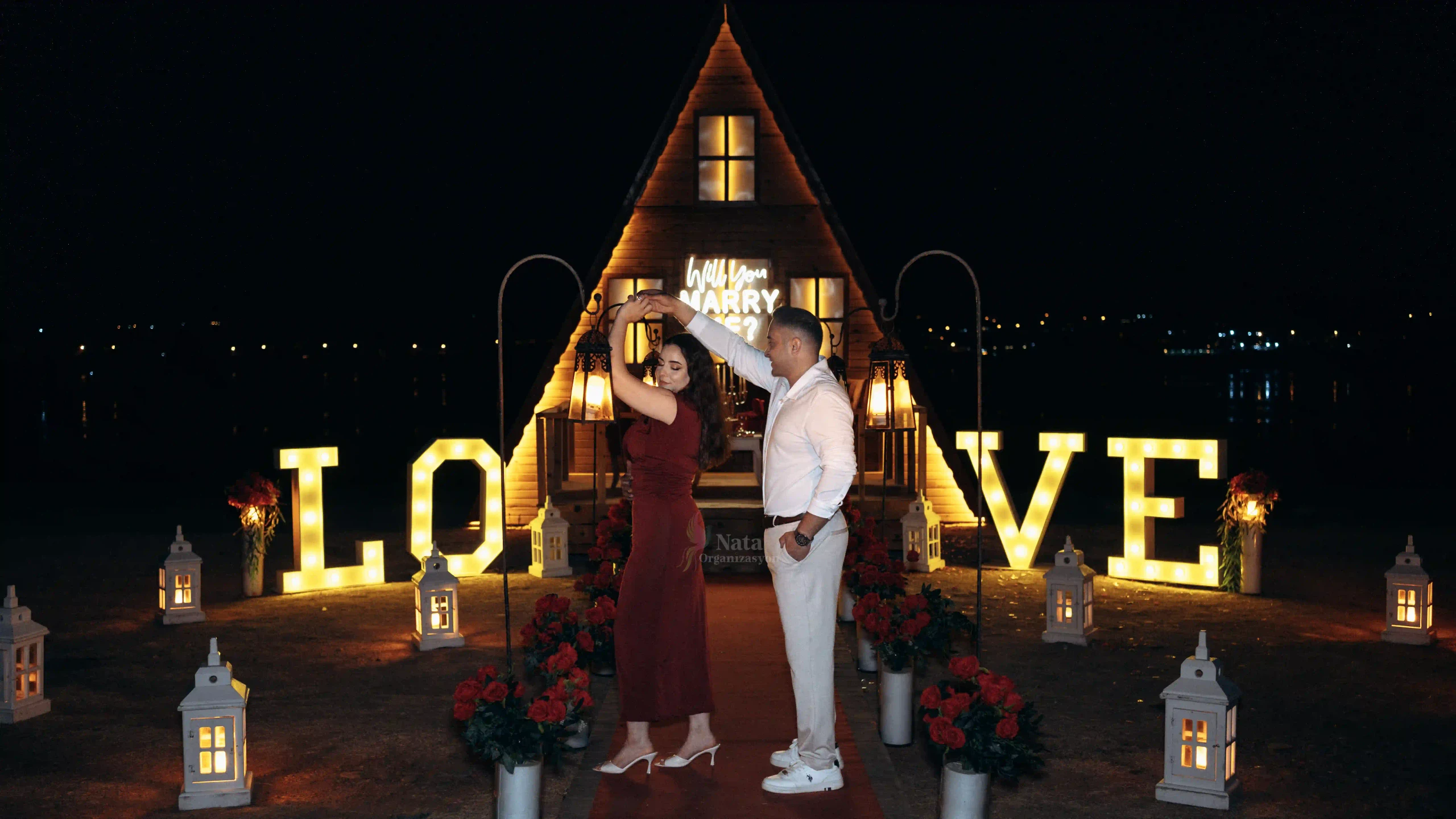 Bungalov önünde Love harfleriyle evlilik teklifi